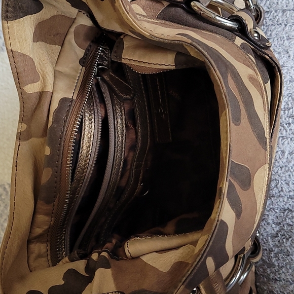 B Makowsky LEATHER camo print bag - Picture 3 of 6